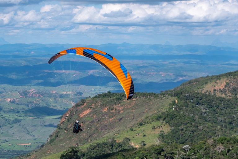 Un parapente en stage ascendance