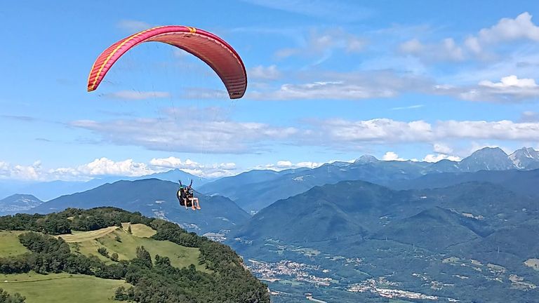 En Parapente biplace devant notre école